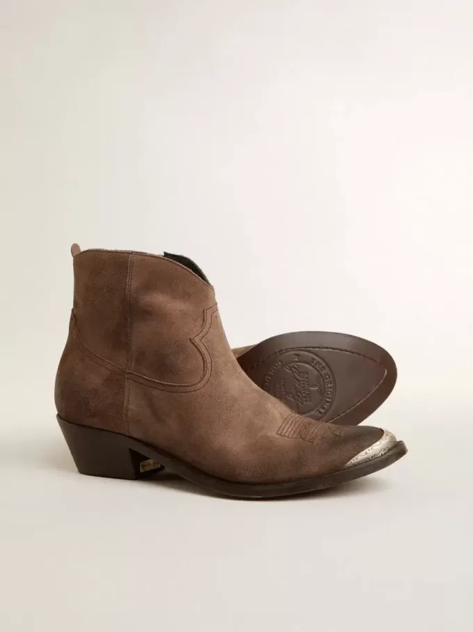 Junge Stiefeletten aus dunkelbraunem Wildleder