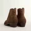 Junge Stiefeletten aus dunkelbraunem Wildleder