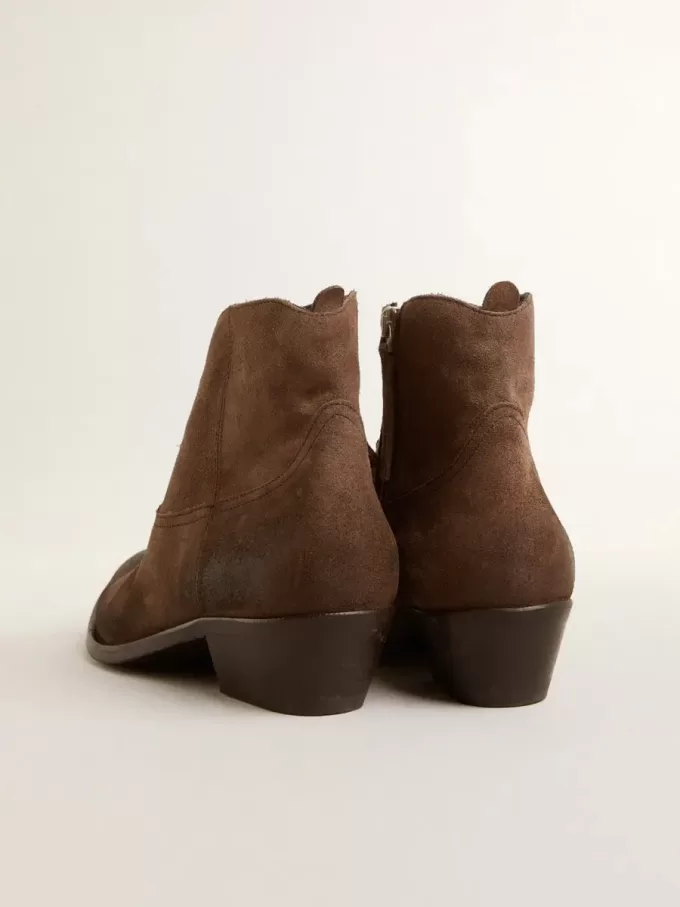 Junge Stiefeletten aus dunkelbraunem Wildleder
