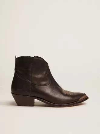 Junge Stiefeletten aus schwarzem Leder mit sandfarbener Stickerei