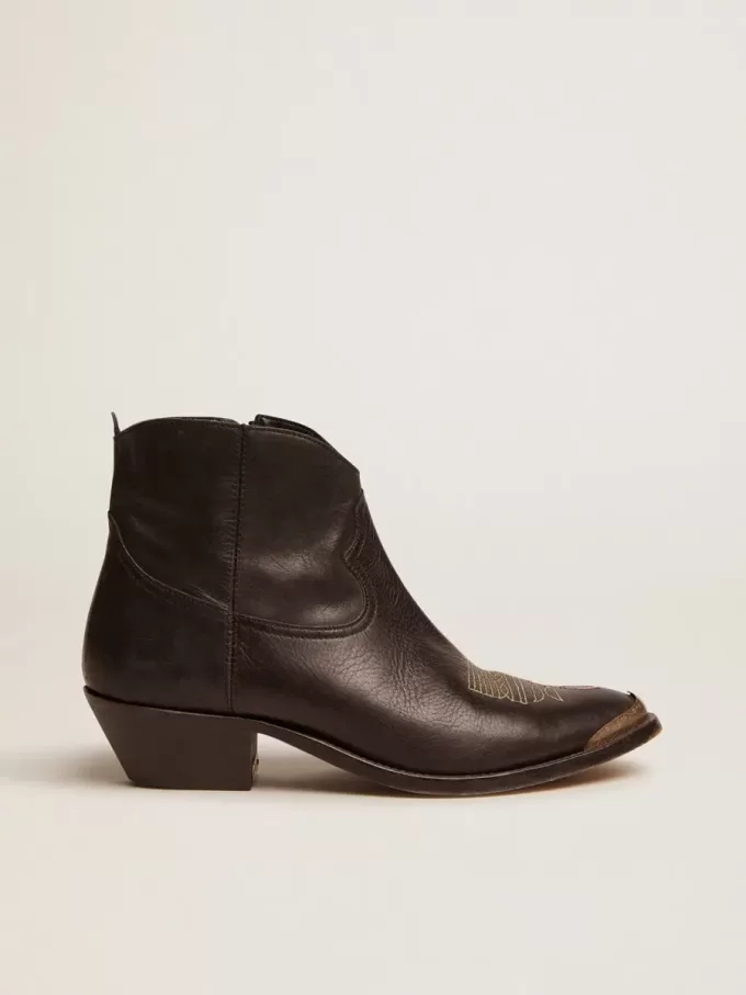 Junge Stiefeletten aus schwarzem Leder mit sandfarbener Stickerei