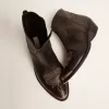 Junge Stiefeletten aus schwarzem Leder mit sandfarbener Stickerei