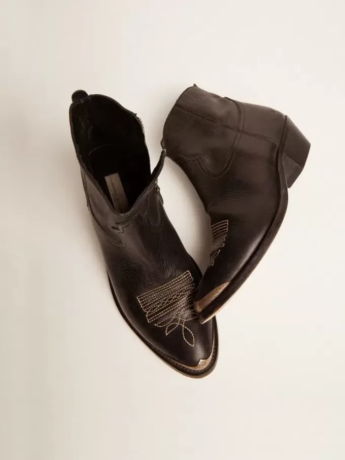 Junge Stiefeletten aus schwarzem Leder mit sandfarbener Stickerei