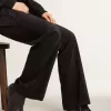 Junge Stiefeletten aus schwarzem Leder mit sandfarbener Stickerei