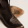 Junge Stiefeletten aus schwarzem Leder mit sandfarbener Stickerei