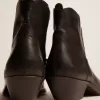 Junge Stiefeletten aus schwarzem Leder mit sandfarbener Stickerei
