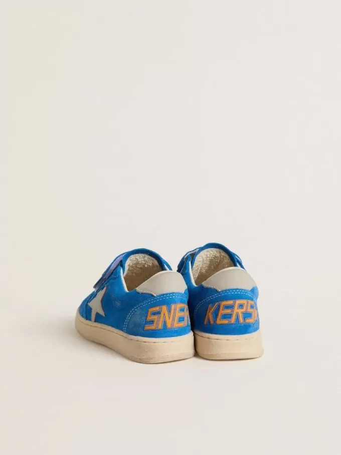 Junior Ball Star aus hellblauem Wildleder mit grauem Nubuk-Stern und Fersenlasche Junior Ball Star aus hellblauem Wildleder mit grauem Nubuk-Stern und Fersenlasche