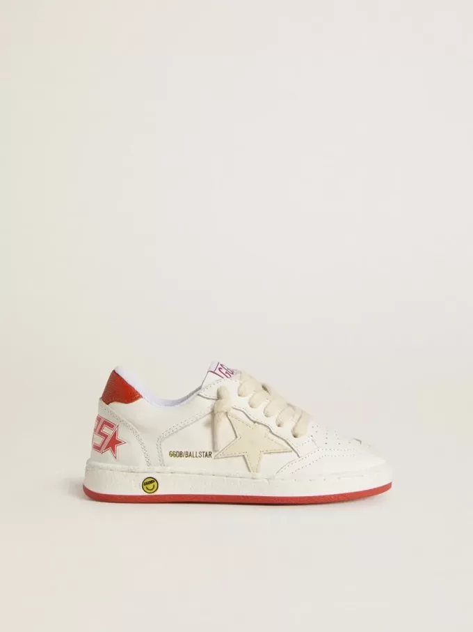 Junior Ball Star aus Leder mit cremefarbenem Stern und roter Lederlasche an der Ferse Junior Ball Star aus Leder mit cremefarbenem Stern und roter Lederlasche an der Ferse