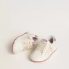 Junior Ball Star aus Leder mit cremefarbenem Stern und roter Lederlasche an der Ferse Junior Ball Star aus Leder mit cremefarbenem Stern und roter Lederlasche an der Ferse