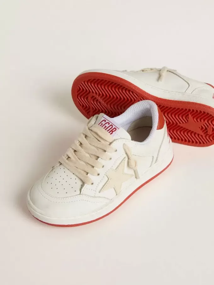 Junior Ball Star aus Leder mit cremefarbenem Stern und roter Lederlasche an der Ferse Junior Ball Star aus Leder mit cremefarbenem Stern und roter Lederlasche an der Ferse