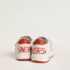 Junior Ball Star aus Leder mit cremefarbenem Stern und roter Lederlasche an der Ferse Junior Ball Star aus Leder mit cremefarbenem Stern und roter Lederlasche an der Ferse