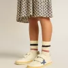 Junior Ball Star mit blauem Glitzerstern und beigem Wildleder-Fersenlasche Junior Ball Star mit blauem Glitzerstern und beigem Wildleder-Fersenlasche