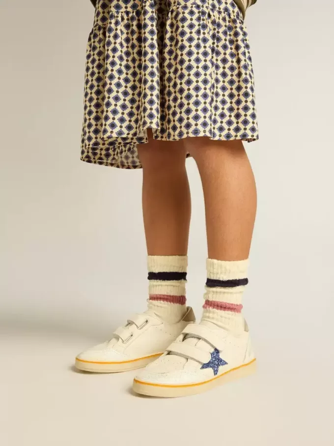 Junior Ball Star mit blauem Glitzerstern und beigem Wildleder-Fersenlasche Junior Ball Star mit blauem Glitzerstern und beigem Wildleder-Fersenlasche