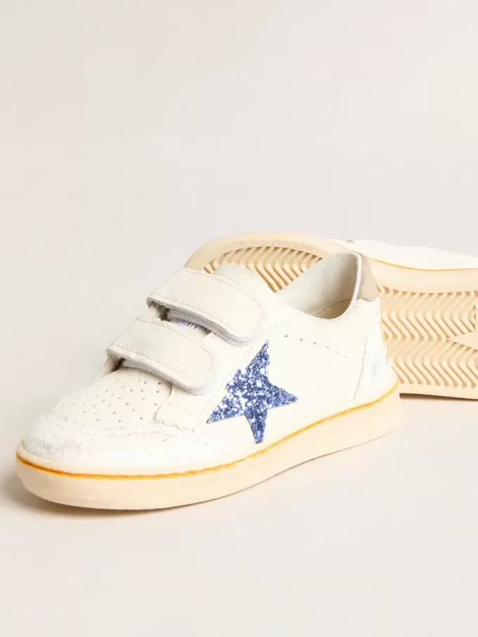Junior Ball Star mit blauem Glitzerstern und beigem Wildleder-Fersenlasche Junior Ball Star mit blauem Glitzerstern und beigem Wildleder-Fersenlasche