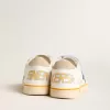 Junior Ball Star mit blauem Glitzerstern und beigem Wildleder-Fersenlasche Junior Ball Star mit blauem Glitzerstern und beigem Wildleder-Fersenlasche
