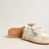 Junior Ball Star mit silbernem Stern und grüner Wildleder-Fersenlasche Junior Ball Star mit silbernem Stern und grüner Wildleder-Fersenlasche