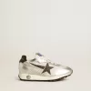 Junior Marathon aus silbernem Nylon mit schwarzem Stern und Lederlasche an der Ferse Junior Marathon aus silbernem Nylon mit schwarzem Stern und Lederlasche an der Ferse
