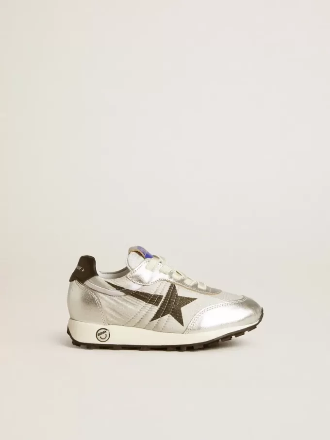 Junior Marathon aus silbernem Nylon mit schwarzem Stern und Lederlasche an der Ferse Junior Marathon aus silbernem Nylon mit schwarzem Stern und Lederlasche an der Ferse