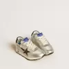 Junior Marathon aus silbernem Nylon mit schwarzem Stern und Lederlasche an der Ferse Junior Marathon aus silbernem Nylon mit schwarzem Stern und Lederlasche an der Ferse