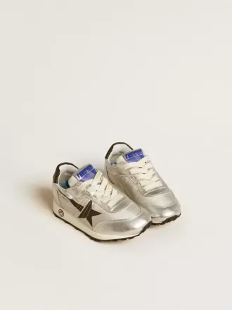 Junior Marathon aus silbernem Nylon mit schwarzem Stern und Lederlasche an der Ferse