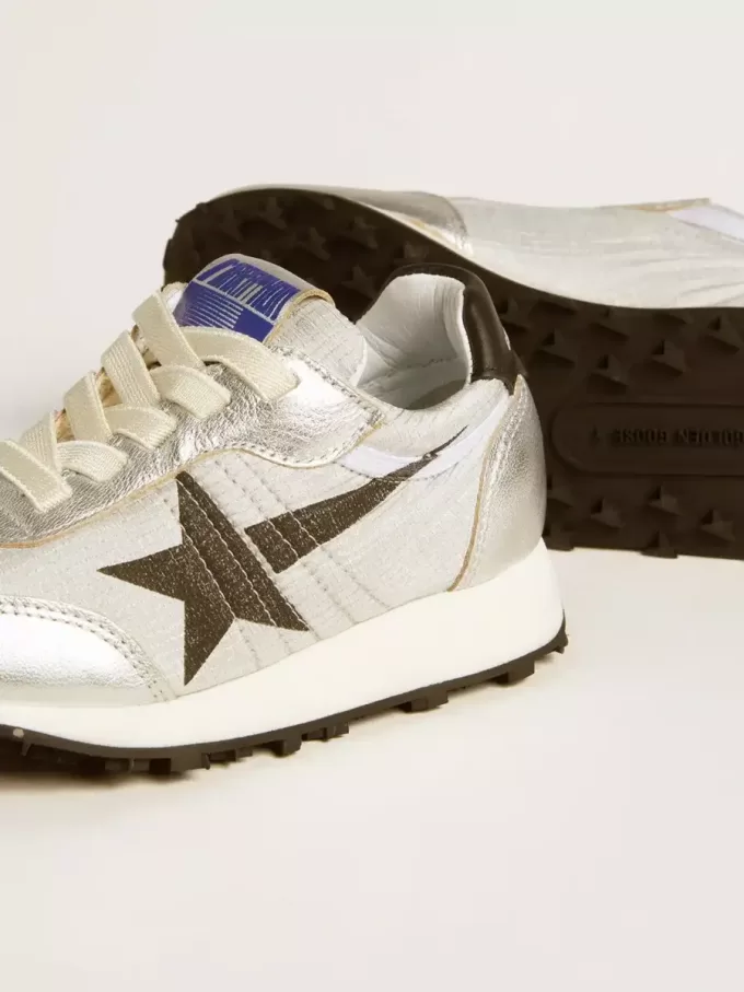 Junior Marathon aus silbernem Nylon mit schwarzem Stern und Lederlasche an der Ferse Junior Marathon aus silbernem Nylon mit schwarzem Stern und Lederlasche an der Ferse