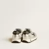 Junior Marathon aus silbernem Nylon mit schwarzem Stern und Lederlasche an der Ferse Junior Marathon aus silbernem Nylon mit schwarzem Stern und Lederlasche an der Ferse
