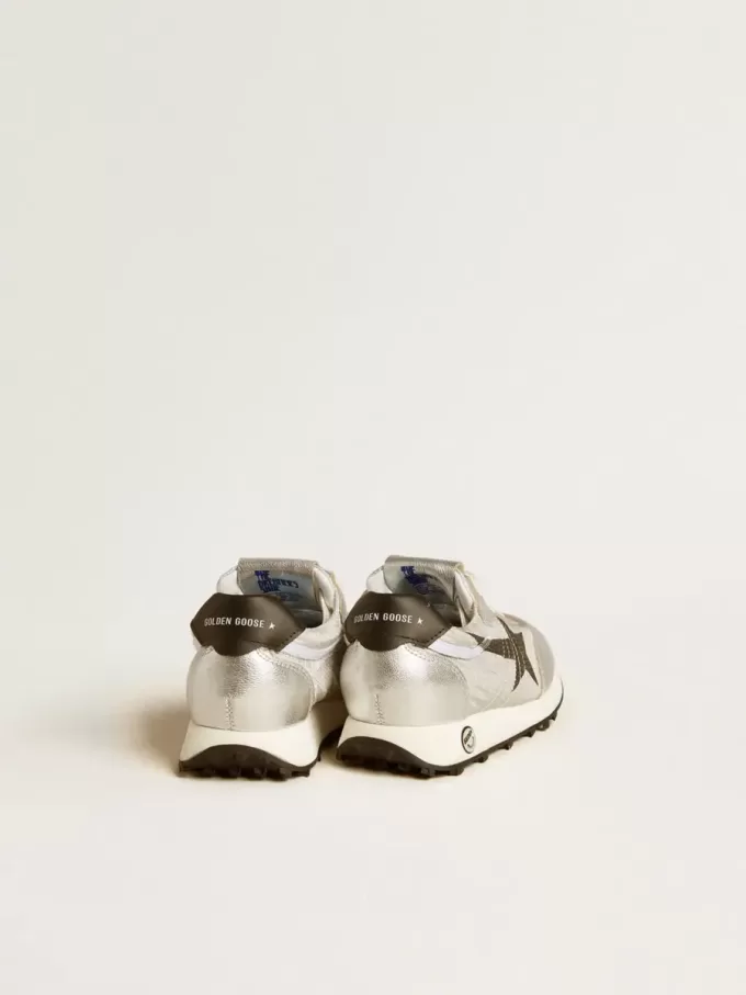 Junior Marathon aus silbernem Nylon mit schwarzem Stern und Lederlasche an der Ferse Junior Marathon aus silbernem Nylon mit schwarzem Stern und Lederlasche an der Ferse