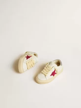 Junior May mit fuchsiafarbenem Glitzerstern und metallischer Lederlasche am Absatz
