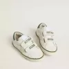 Junior Old School aus weißem Leder mit grüner Nappa-Fersenlasche und grünem Einsatz Junior Old School aus weißem Leder mit grüner Nappa-Fersenlasche und grünem Einsatz