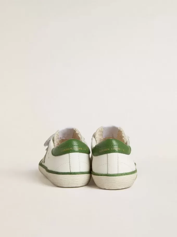 Junior Old School aus weißem Leder mit grüner Nappa-Fersenlasche und grünem Einsatz Junior Old School aus weißem Leder mit grüner Nappa-Fersenlasche und grünem Einsatz