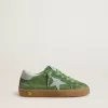 Junior Super-Star aus grünem Wildleder mit babyblauem Stern und Fersenlasche Junior Super-Star aus grünem Wildleder mit babyblauem Stern und Fersenlasche