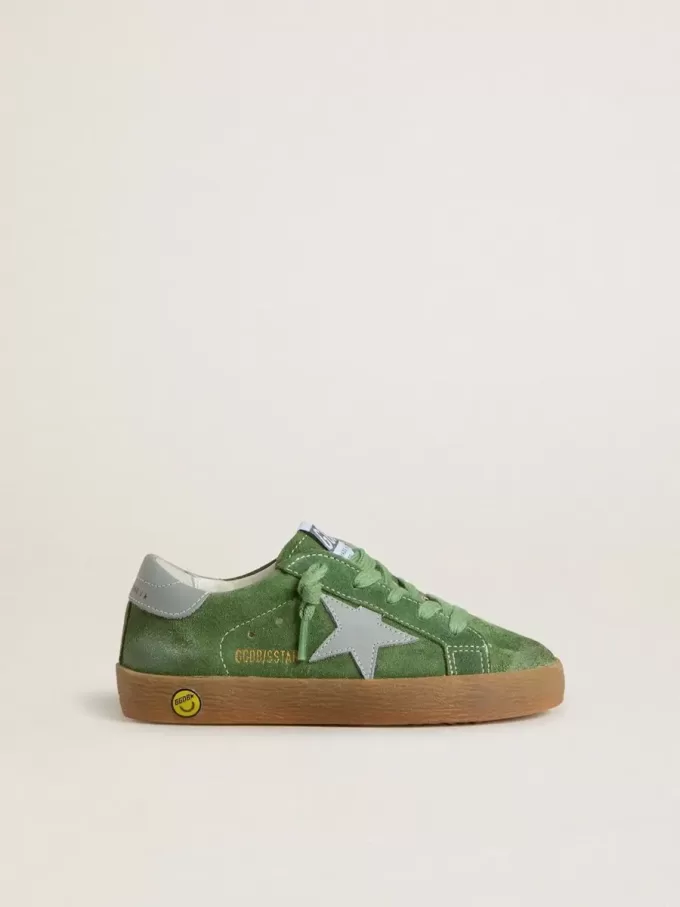 Junior Super-Star aus grünem Wildleder mit babyblauem Stern und Fersenlasche Junior Super-Star aus grünem Wildleder mit babyblauem Stern und Fersenlasche