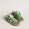 Junior Super-Star aus grünem Wildleder mit babyblauem Stern und Fersenlasche Junior Super-Star aus grünem Wildleder mit babyblauem Stern und Fersenlasche