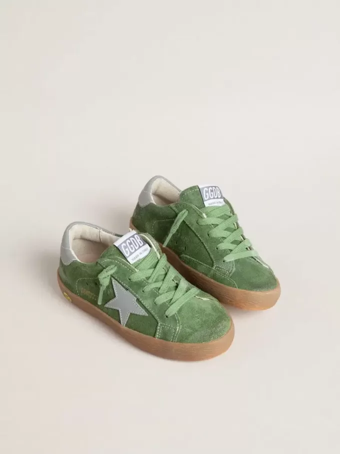 Junior Super-Star aus grünem Wildleder mit babyblauem Stern und Fersenlasche Junior Super-Star aus grünem Wildleder mit babyblauem Stern und Fersenlasche