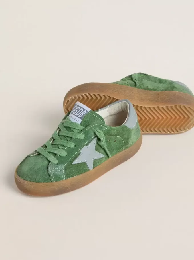 Junior Super-Star aus grünem Wildleder mit babyblauem Stern und Fersenlasche Junior Super-Star aus grünem Wildleder mit babyblauem Stern und Fersenlasche