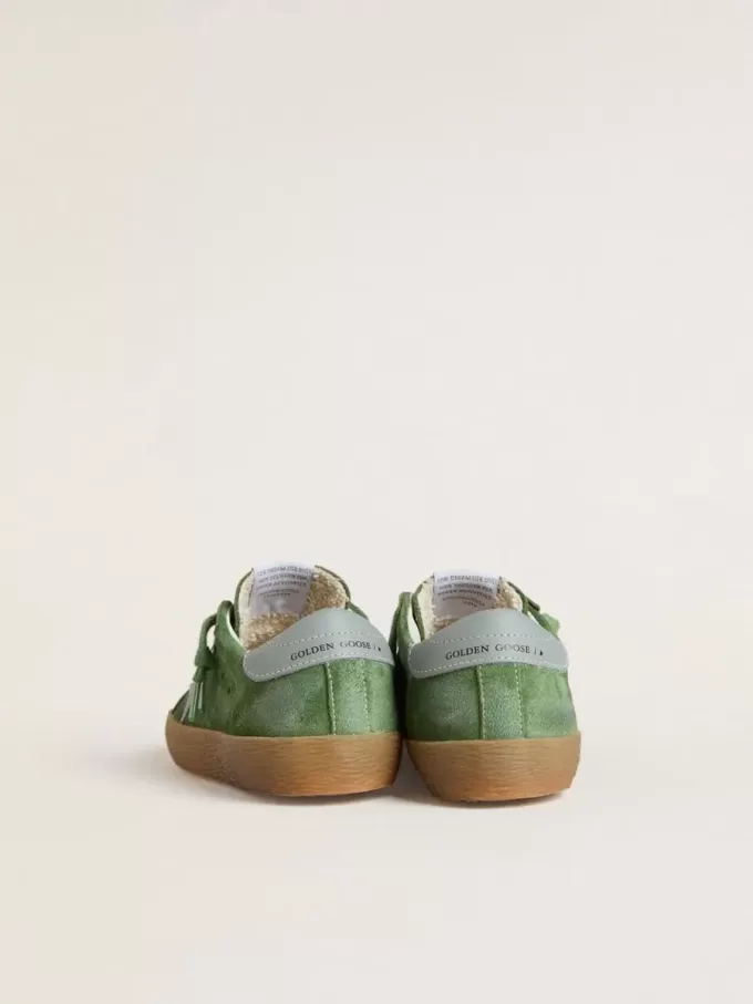 Junior Super-Star aus grünem Wildleder mit babyblauem Stern und Fersenlasche Junior Super-Star aus grünem Wildleder mit babyblauem Stern und Fersenlasche
