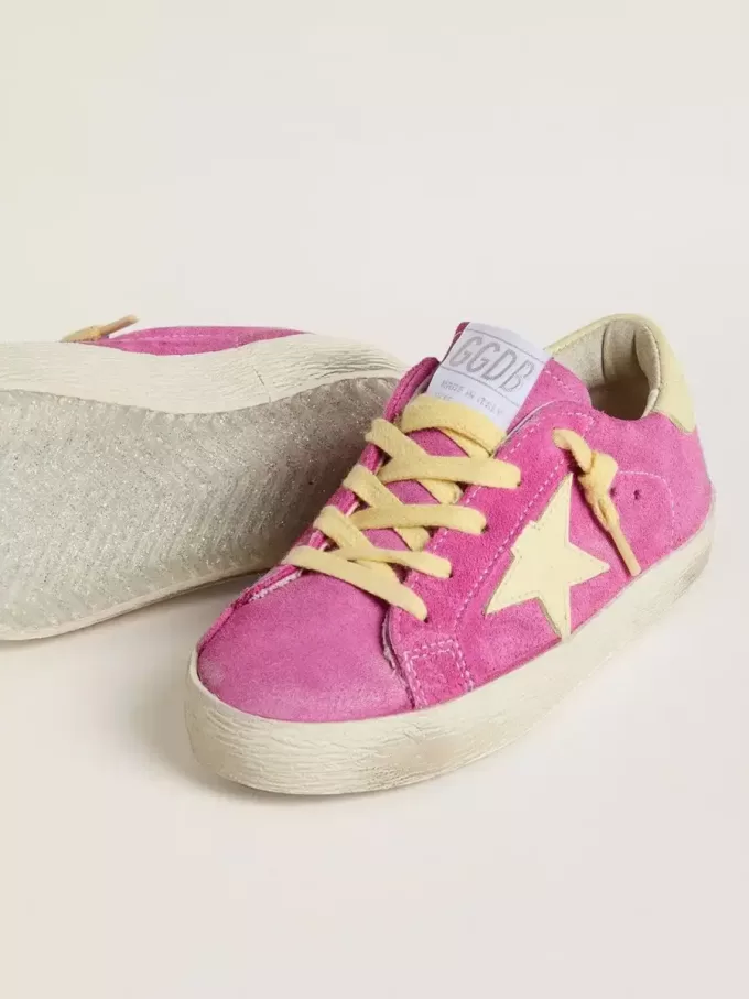 Junior Super-Star aus rosa Wildleder mit hellgelbem Stern und Fersenlasche