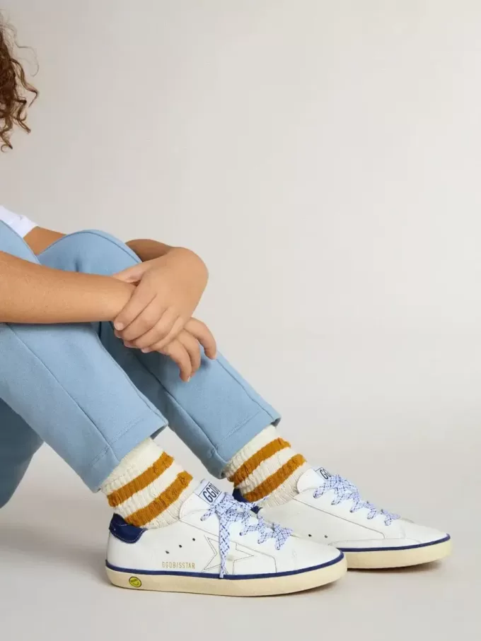 Junior Super-Star aus weißem Leder mit blauem Wildleder-Fersenriemen