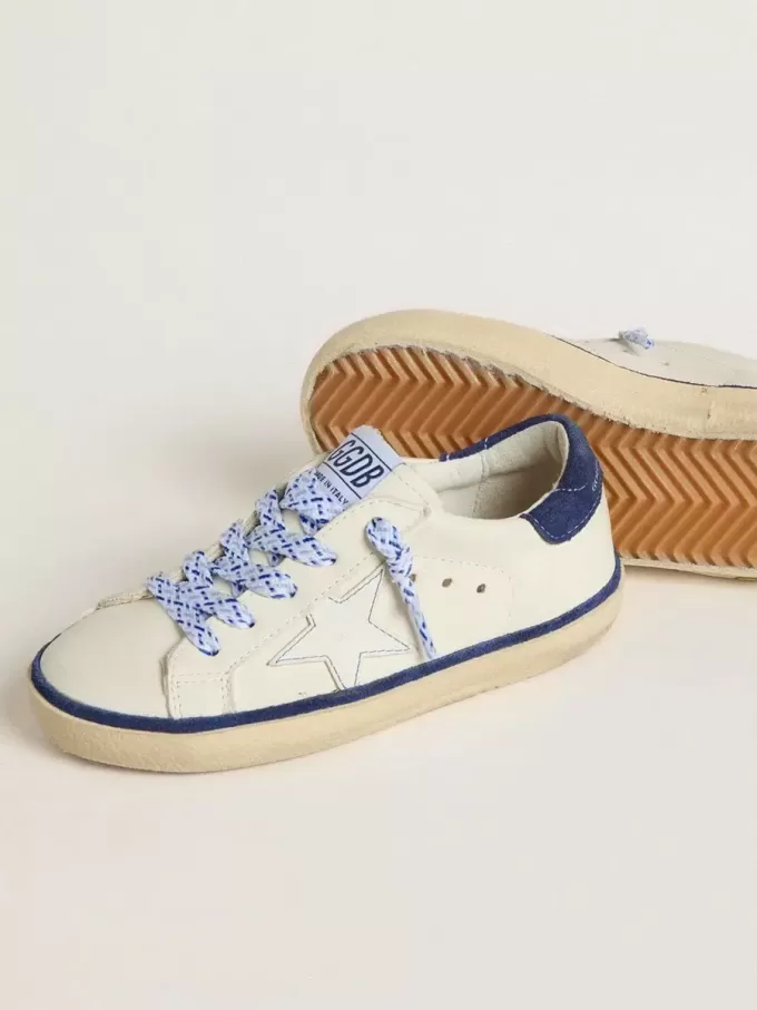 Junior Super-Star aus weißem Leder mit blauem Wildleder-Fersenriemen