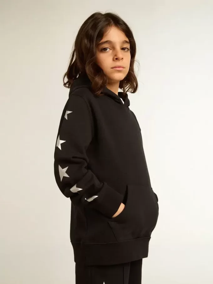 Kapuzensweatshirt für Jungen in Schwarz mit kontrastierenden silbernen Sternen Kapuzensweatshirt für Jungen in Schwarz mit kontrastierenden silbernen Sternen