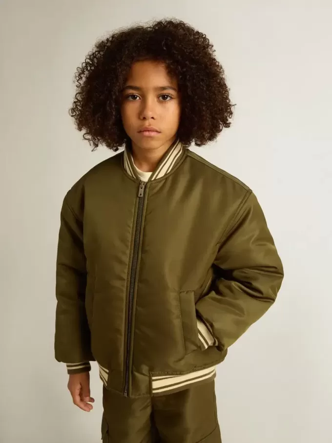 Kinder-Bomberjacke aus militärgrünem Nylon mit Schriftzug auf dem Rücken