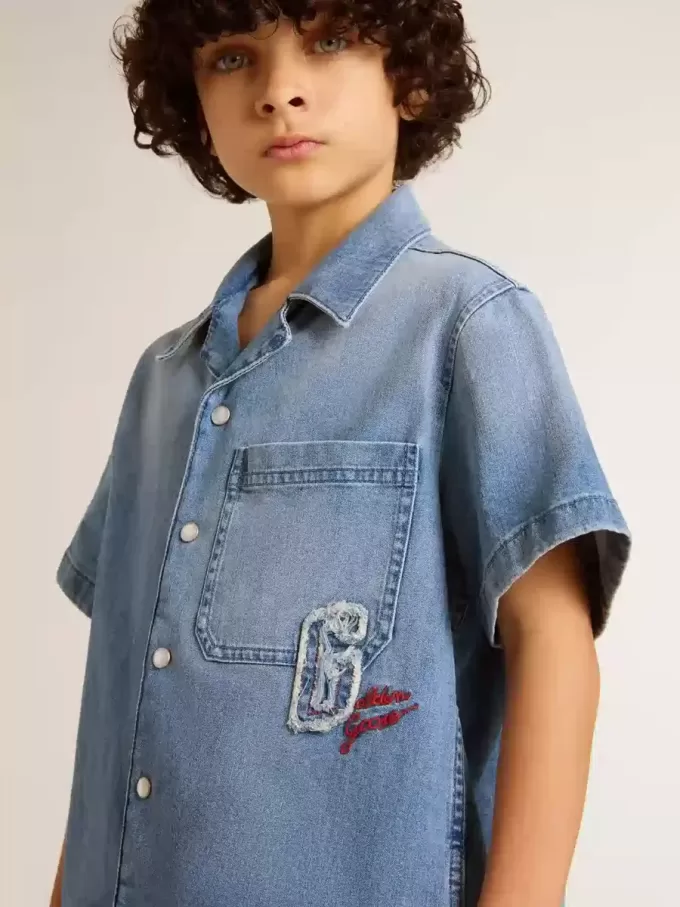 Kinder-Jeansshorts mit Stickerei auf der Rückseite