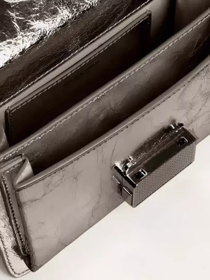 Kleine Venezia-Tasche aus anthrazitgrauem Metallic-Leder mit schwarzen Details