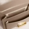 Kleine Venezia-Tasche aus beigem Leder mit Golddetails