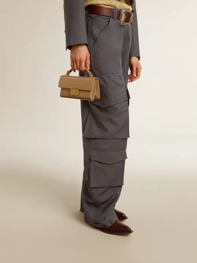 Kleine Venezia-Tasche aus beigem Leder mit Golddetails