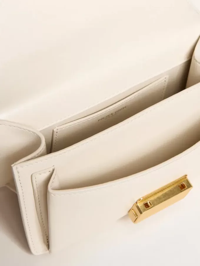 Kleine Venezia-Tasche aus butterfarbenem Leder mit geflochtenem Schal und doppeltem Anhänger