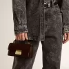 Kleine Venezia-Tasche aus dunkelbraunem laminiertem Leder mit goldenen Details