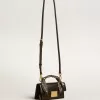 Kleine Venezia-Tasche aus schwarzem Leder mit Seidenschal und Anhänger Kleine Venezia-Tasche aus schwarzem Leder mit Seidenschal und Anhänger