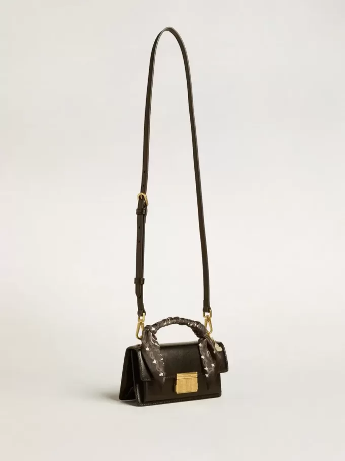 Kleine Venezia-Tasche aus schwarzem Leder mit Seidenschal und Anhänger Kleine Venezia-Tasche aus schwarzem Leder mit Seidenschal und Anhänger