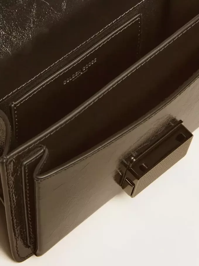 Kleine Venezia-Tasche aus schwarzem Metallic-Leder mit schwarzen Details